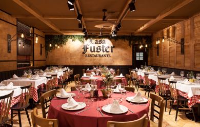 Sala do restaurante Casa Fuster com iluminação Tromilux